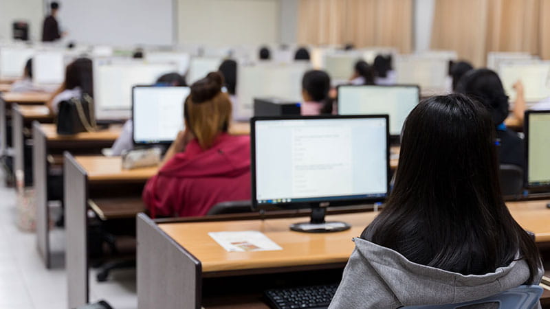 Des étudiants universitaires participant à un cours intégrant une simulation prédictive de pointe