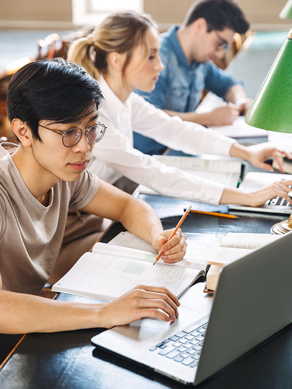 Des étudiants universitaires suivant un cours de simulation appliqué à la recherche, qui les aide à prendre un avantage dans leur recherche d’emploi après leurs études