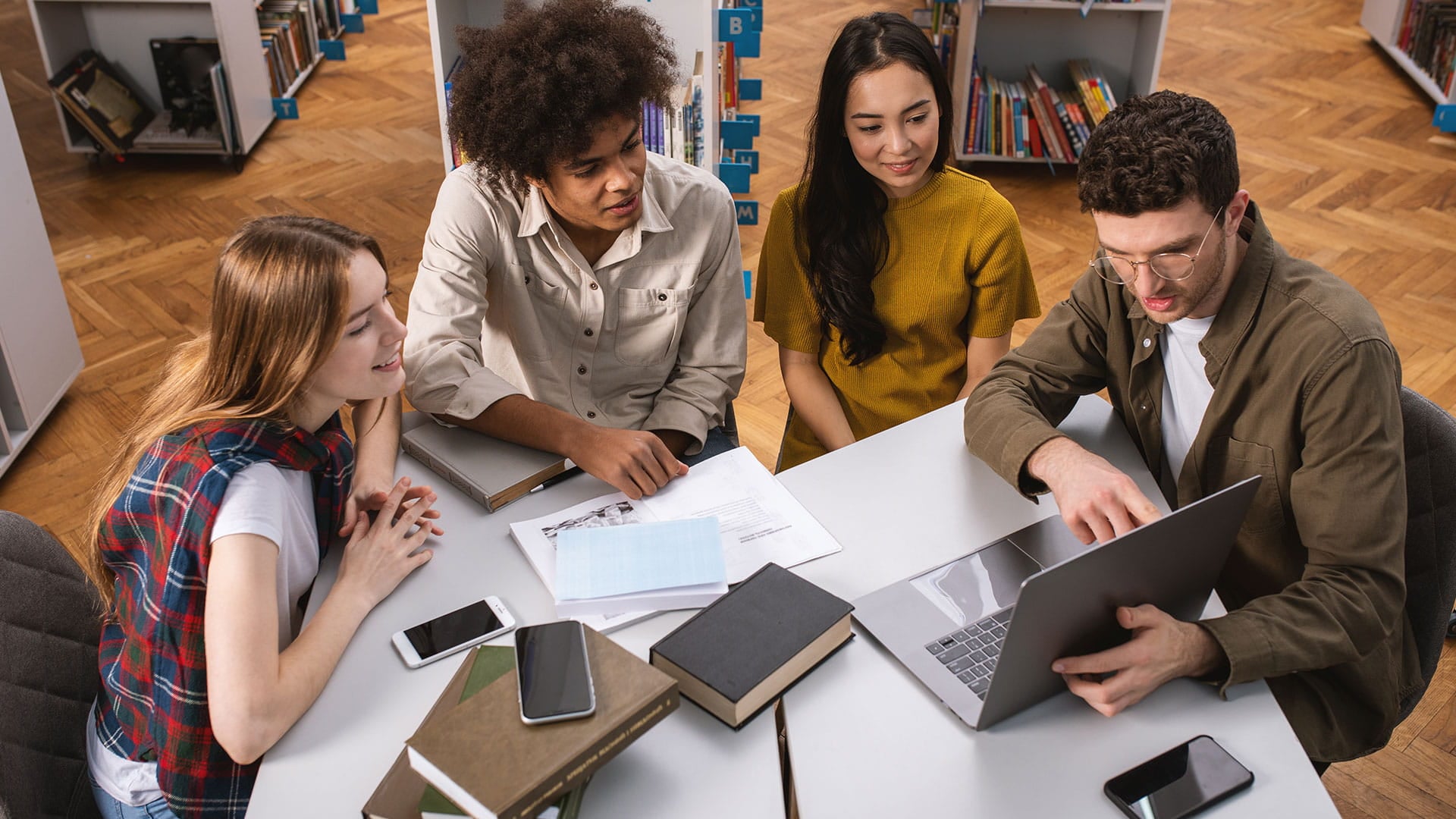 Des étudiants travaillant sur un projet dans le logiciel de modélisation par simulation Witness