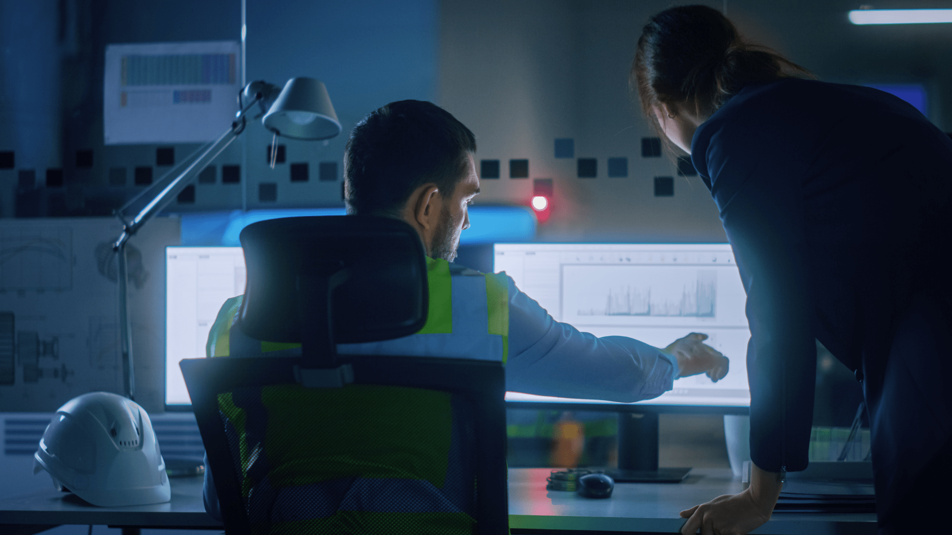 Deux ingénieurs examinent l’analyse d’un modèle de simulation sur un écran d’ordinateur