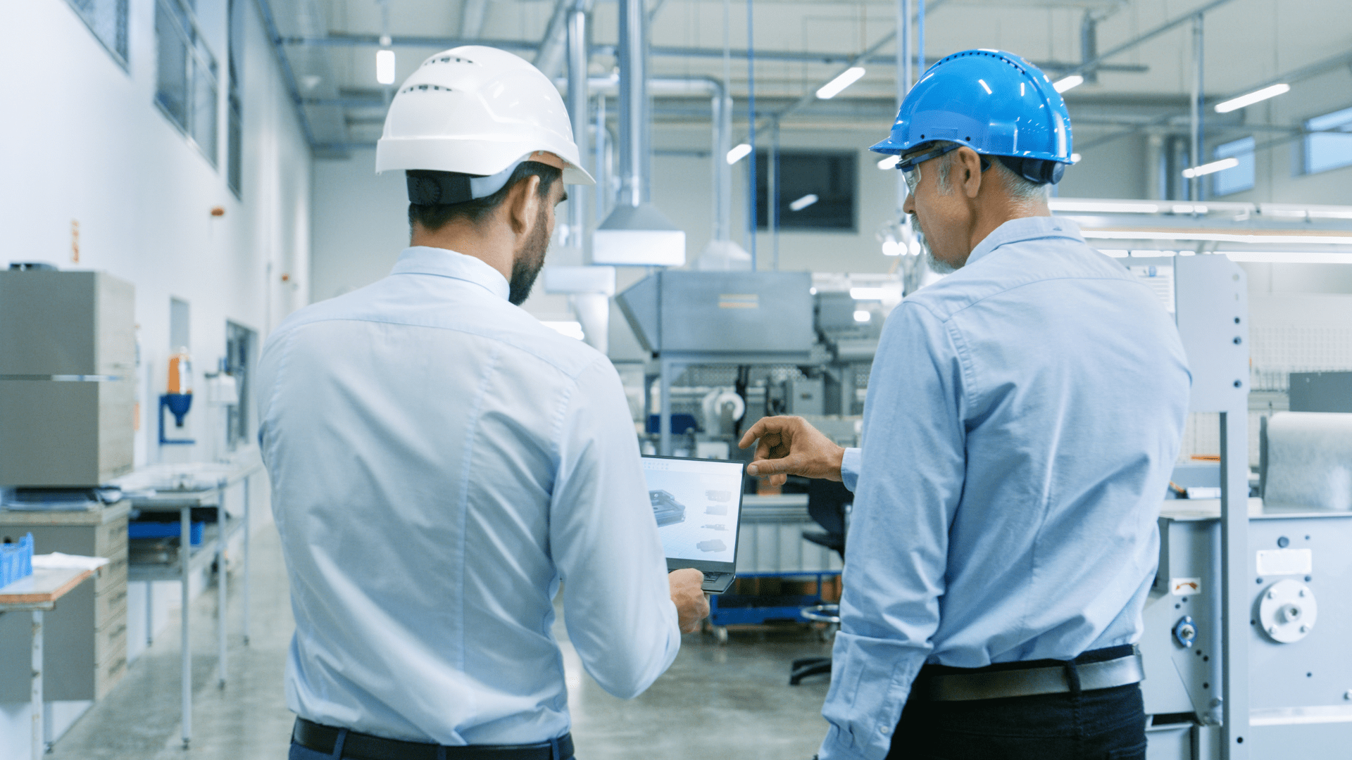 Des ingénieurs dans une usine examinant un logiciel de modélisation par simulation